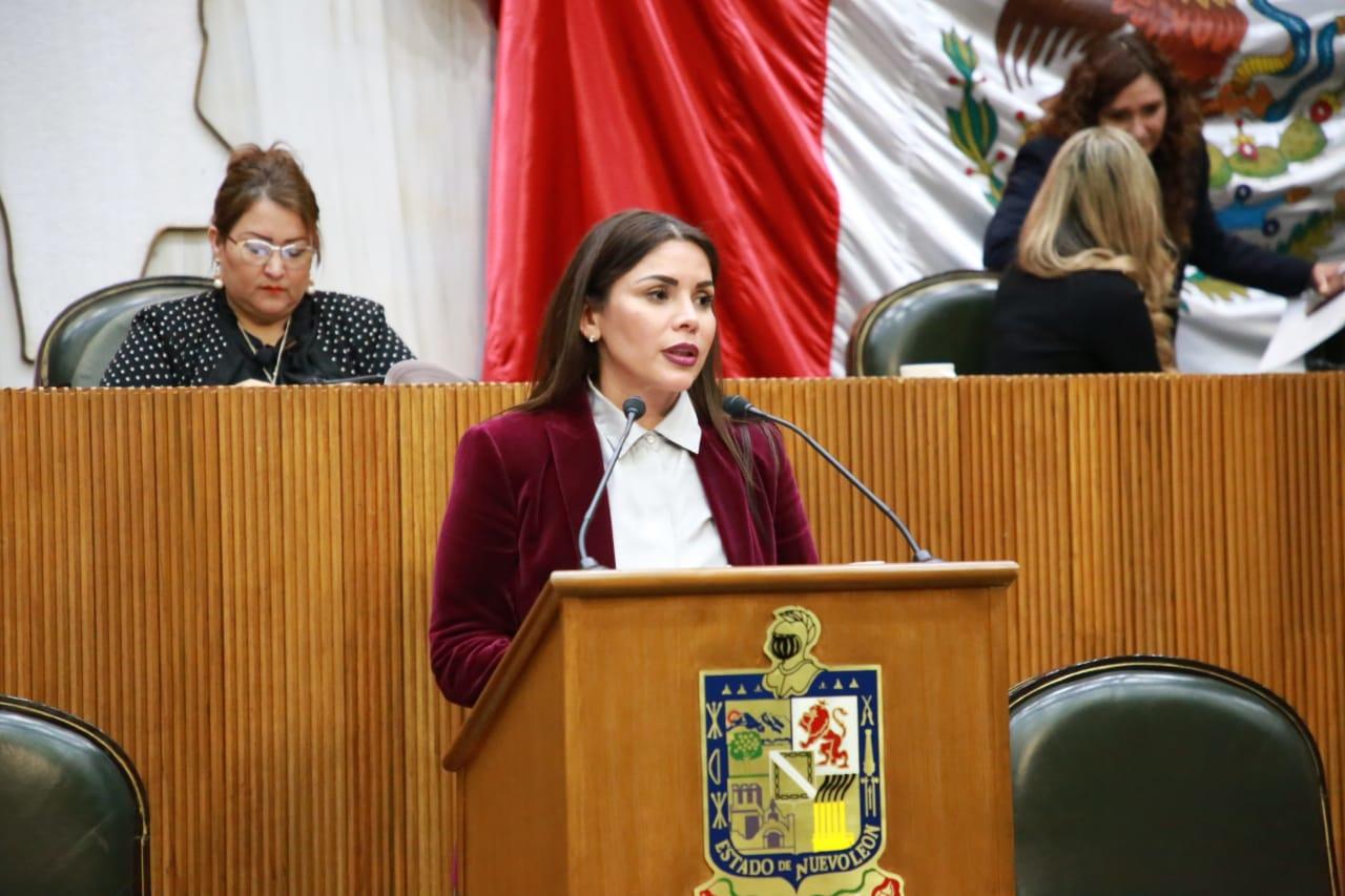 Karina Barrón en tribuna en la publicación del Congreso sobre refugios de diciembre de 2019
